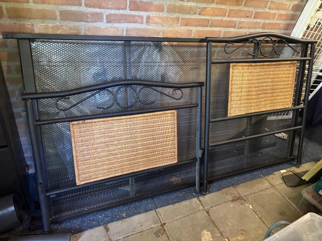 Zwart metalen eenpersoonsbed met riet, Huis en Inrichting, Slaapkamer | Bedden, Ophalen, Gebruikt, 90 cm, Eenpersoons