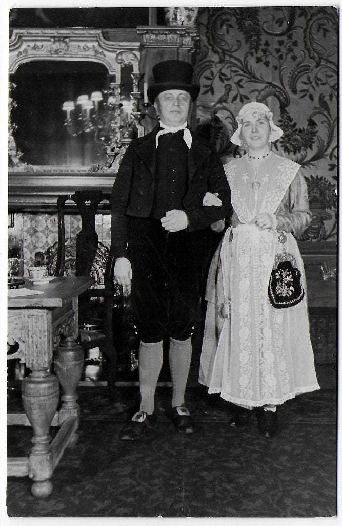 Friese Klederdracht Ongelopen Ansichtkaart ( B7395 ), Ophalen of Verzenden, 1940 tot 1960, Ongelopen, Overijssel