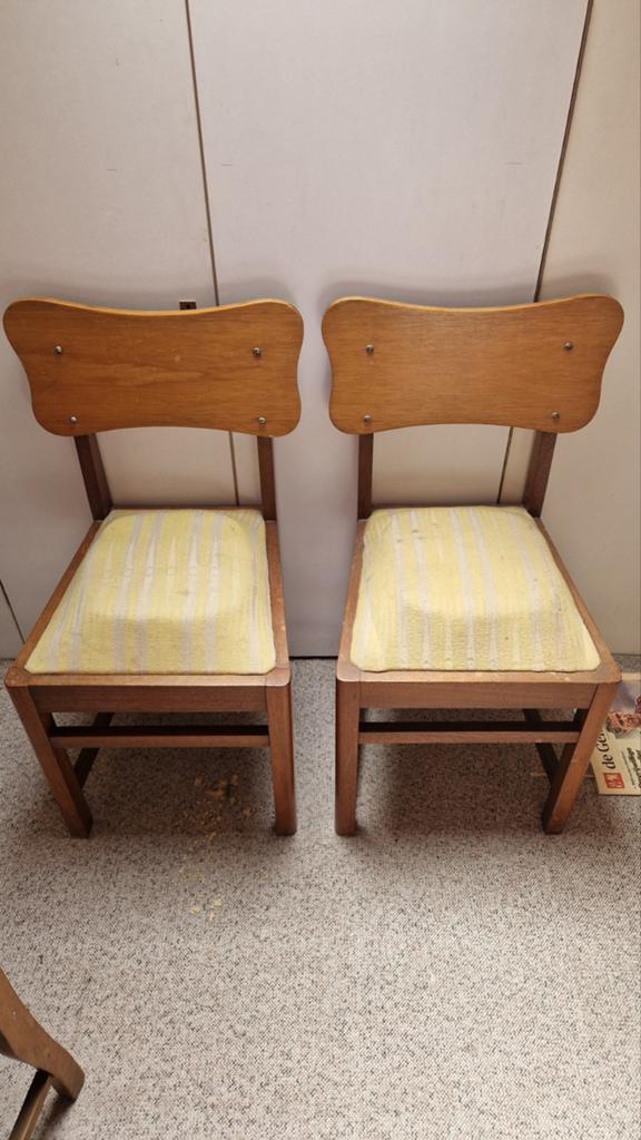 2 oude stoelen, Ophalen