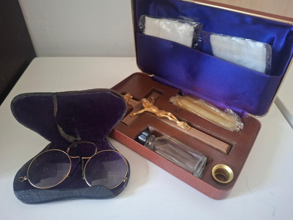 Vintage Katholieke Ziekenzalving Set met Kruis en Bril, Ophalen of Verzenden