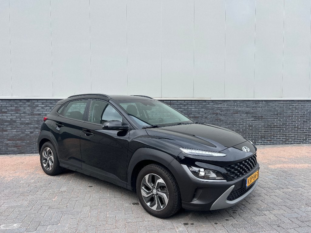 Hyundai Kona 1300KG trekgewicht | 1.6 GDI HEV 141pk DCT 2023, Auto's, Stof, Zwart, Zwart, Bedrijf