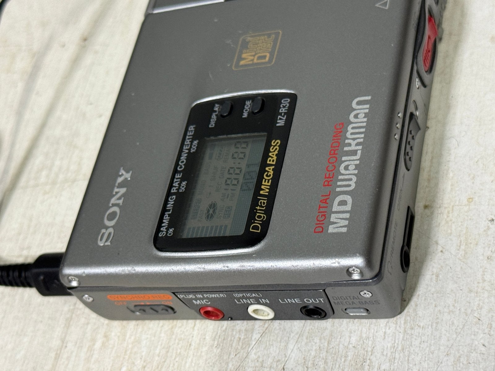 Sony Minidisc MZ-R30 MD Walkman Recorder met oplader, Sony, Ophalen of Verzenden, Sony, Minidisc-recorder