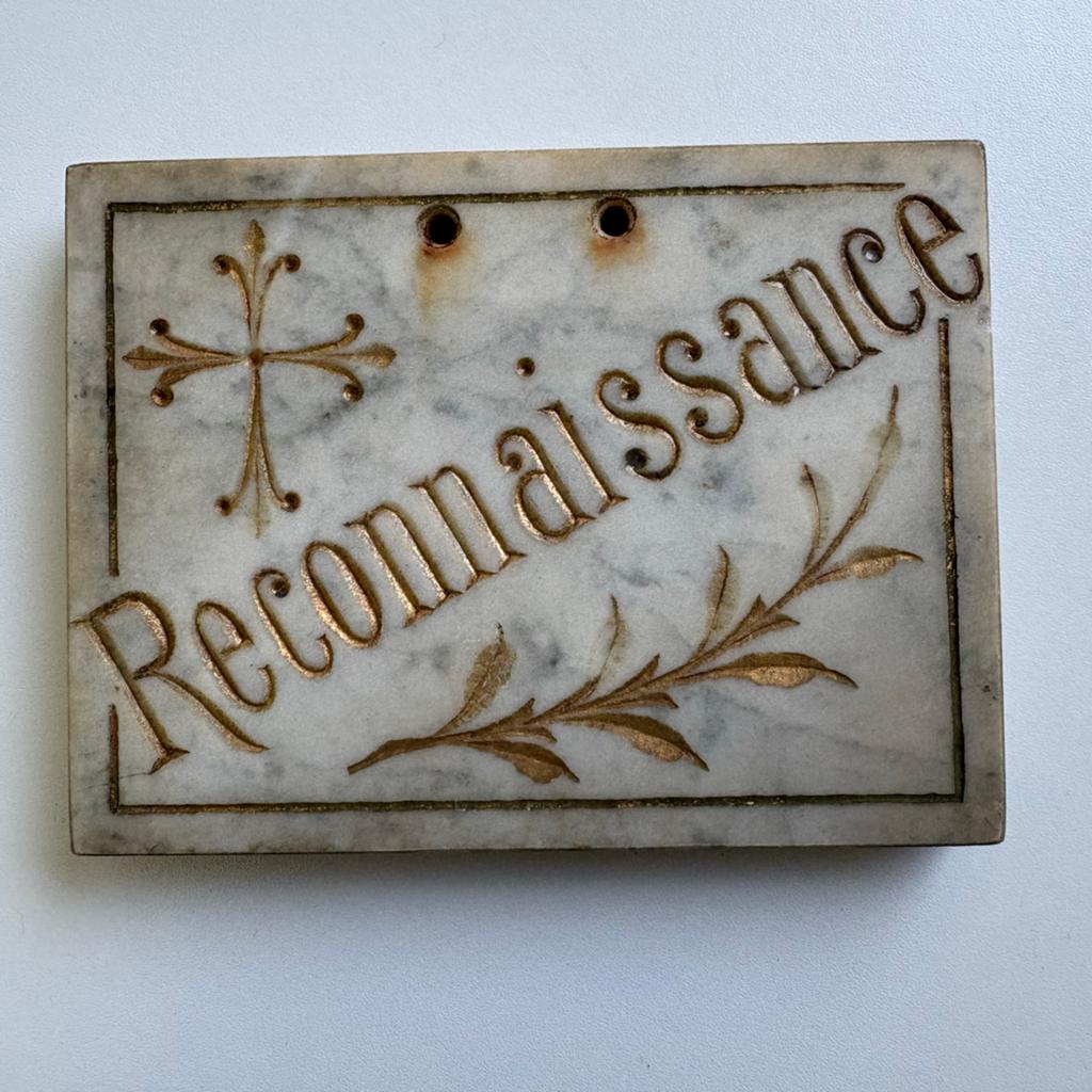 Antieke marmeren plaquette 'Reconnaissance' met kruis, Antiek en Kunst, Antiek | Religie, Verzenden