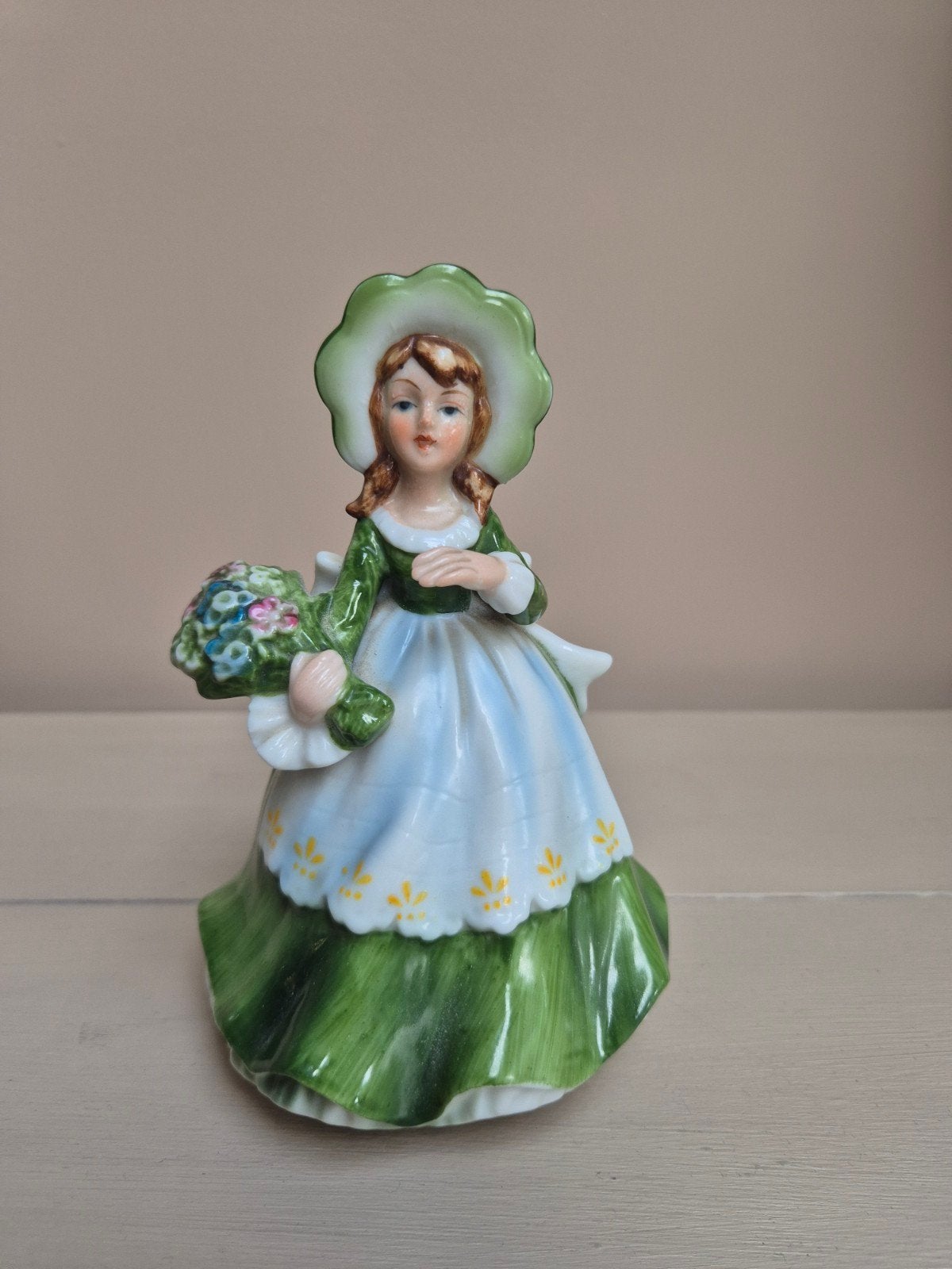 Vintage porseleinen muziekdoosje - dame met bloemen, Ophalen of Verzenden, Gebruikt, Mens