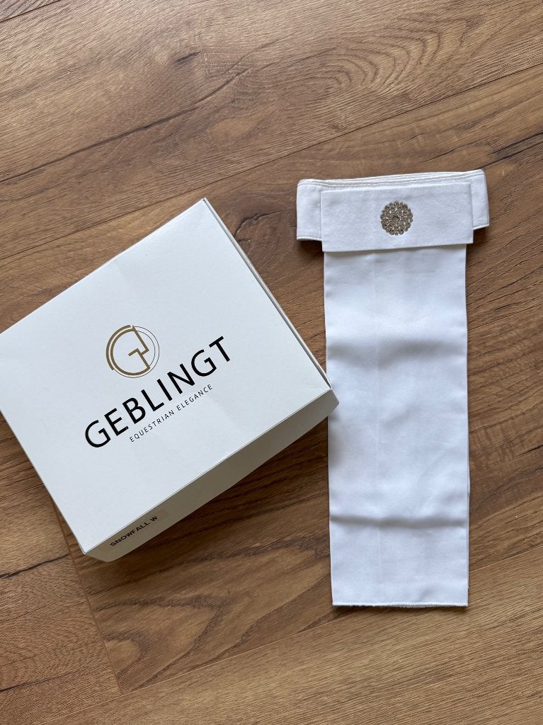 Geblingt plastron - Wit - Snowfall, Dieren en Toebehoren, Dressuur, Overige merken, Ophalen of Verzenden, Zo goed als nieuw
