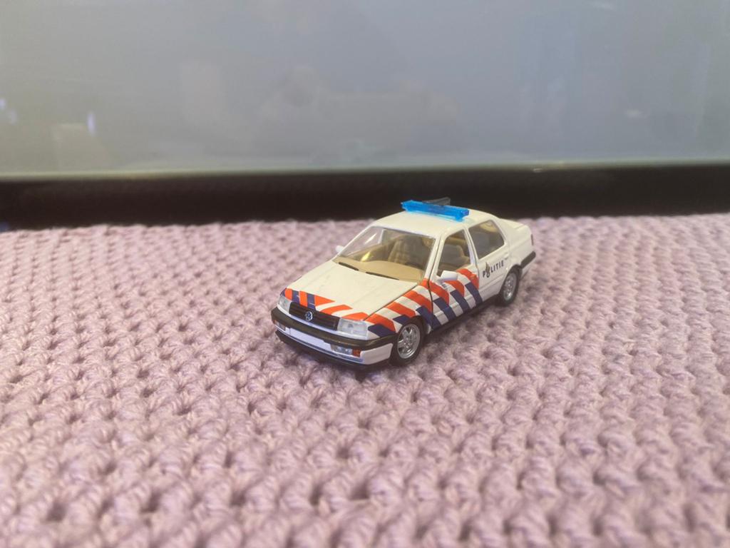Volkswagen vento politie auto, Hobby en Vrije tijd, Modelauto's | 1:43, Ophalen of Verzenden, Zo goed als nieuw, Auto, Overige merken