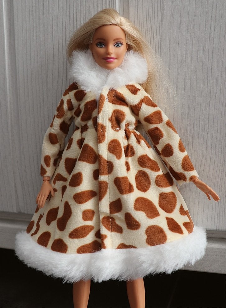 Barbie kleding nieuw - Lange winter jas bont dierenpatroon, Ophalen of Verzenden, Nieuw, Barbie