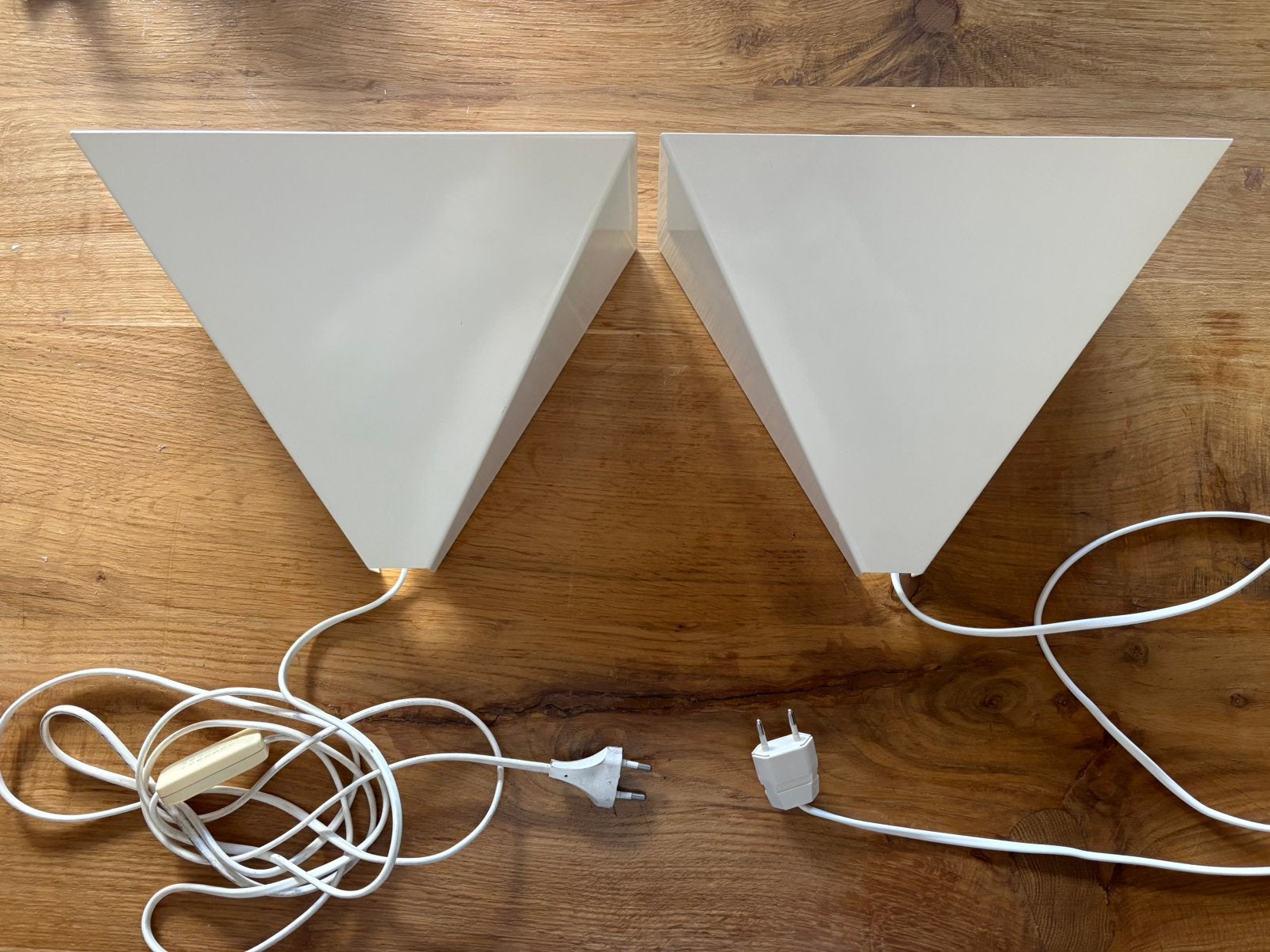 IKEA V607 wandlamp wit metalen driehoekig ontwerp jaren '80, Ophalen of Verzenden, Zo goed als nieuw
