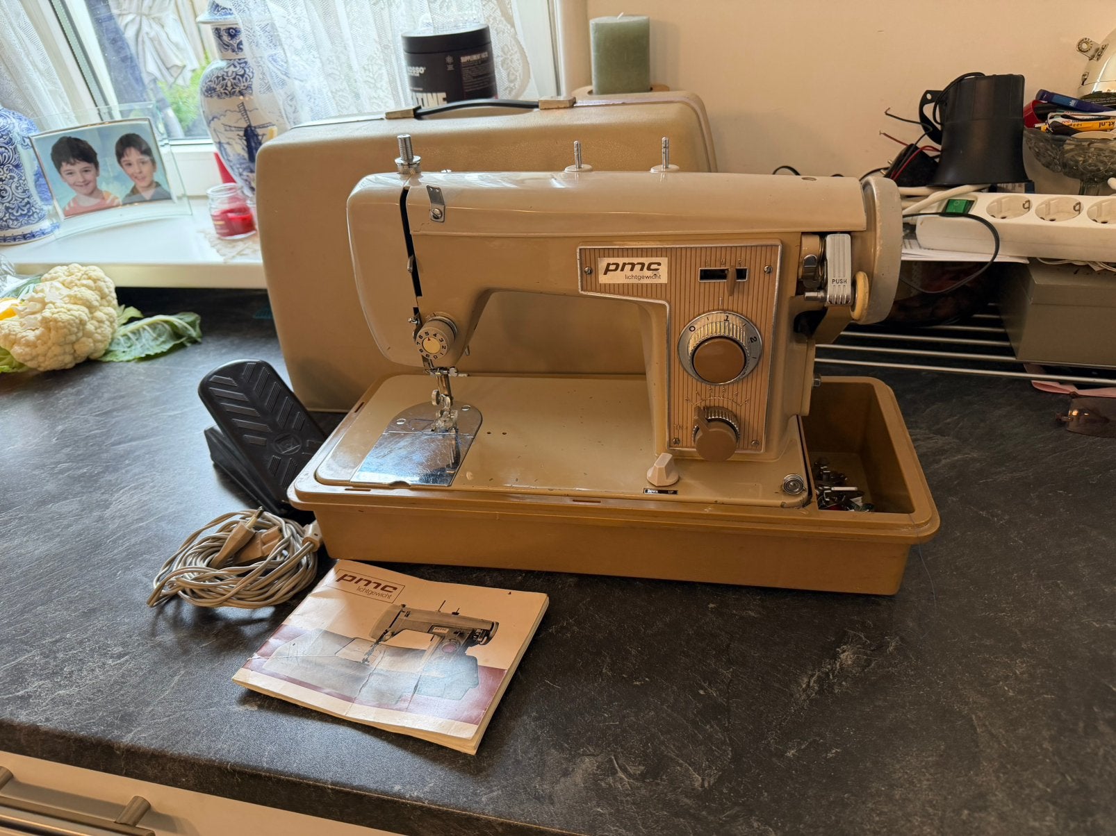 Oude naaimachine met motor aan de zijkant, Ophalen