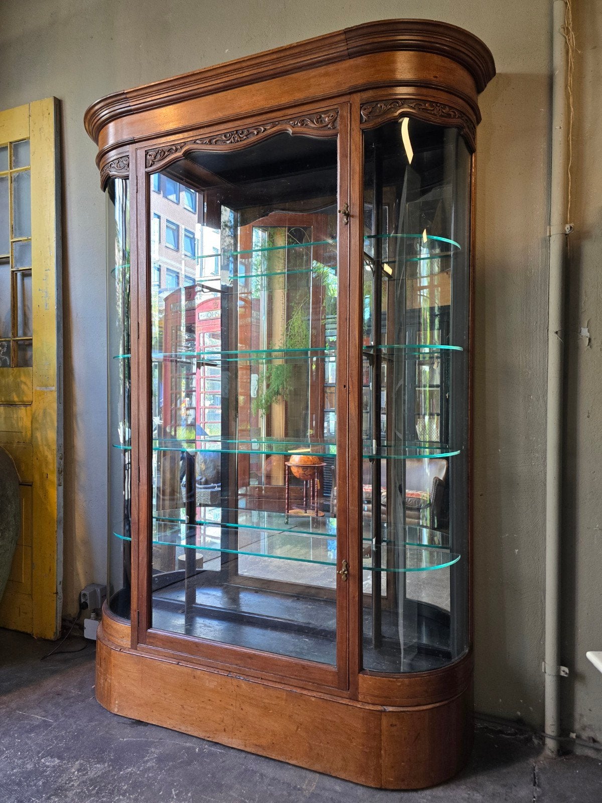 Antieke winkelkast | Vitrinekast met gebogen glas uit londen, Antiek, 150 tot 200 cm, Unknown, Ophalen of Verzenden