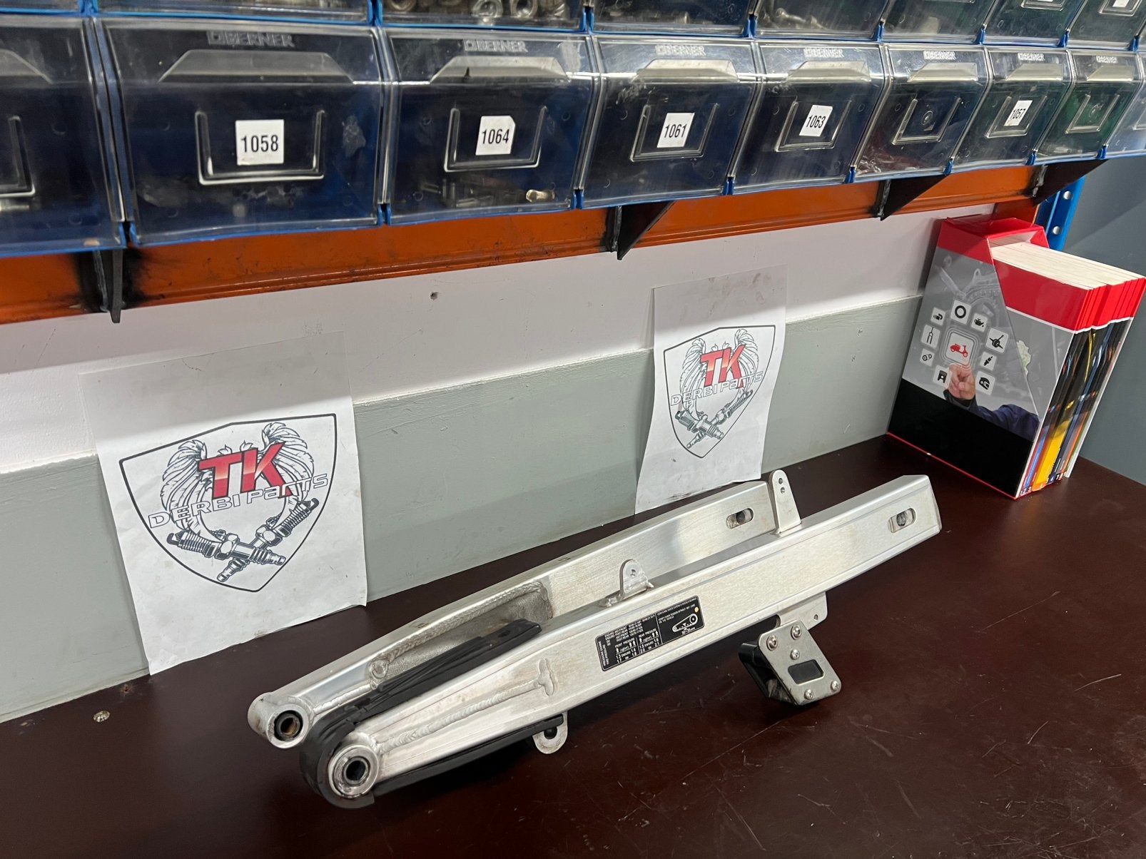 Derbi drd aluminium achterbrug, Fietsen en Brommers, Brommeronderdelen | Algemeen, Ophalen, Frame, Derbi, Zo goed als nieuw