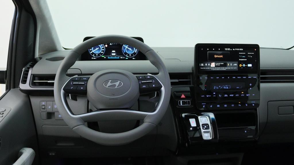 Hyundai Staria 1.6 T-GDI HEV | Luxury 7 persoons | Hybride |, Auto's, Bestelauto's, 12 maanden, 4 cilinders, 7 stoelen, Leder