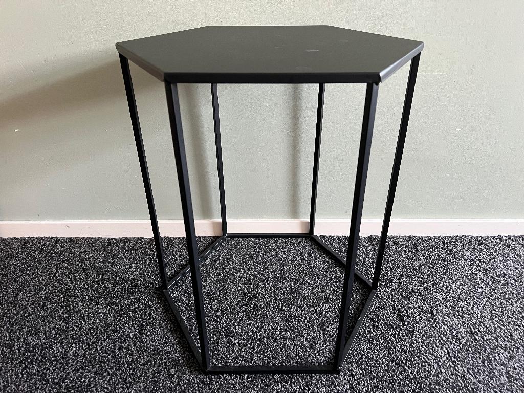 Kwantum zwart zeshoekig bijzettafeltje, Huis en Inrichting, Minder dan 55 cm, Gebruikt, Metaal of Aluminium, Overige vormen