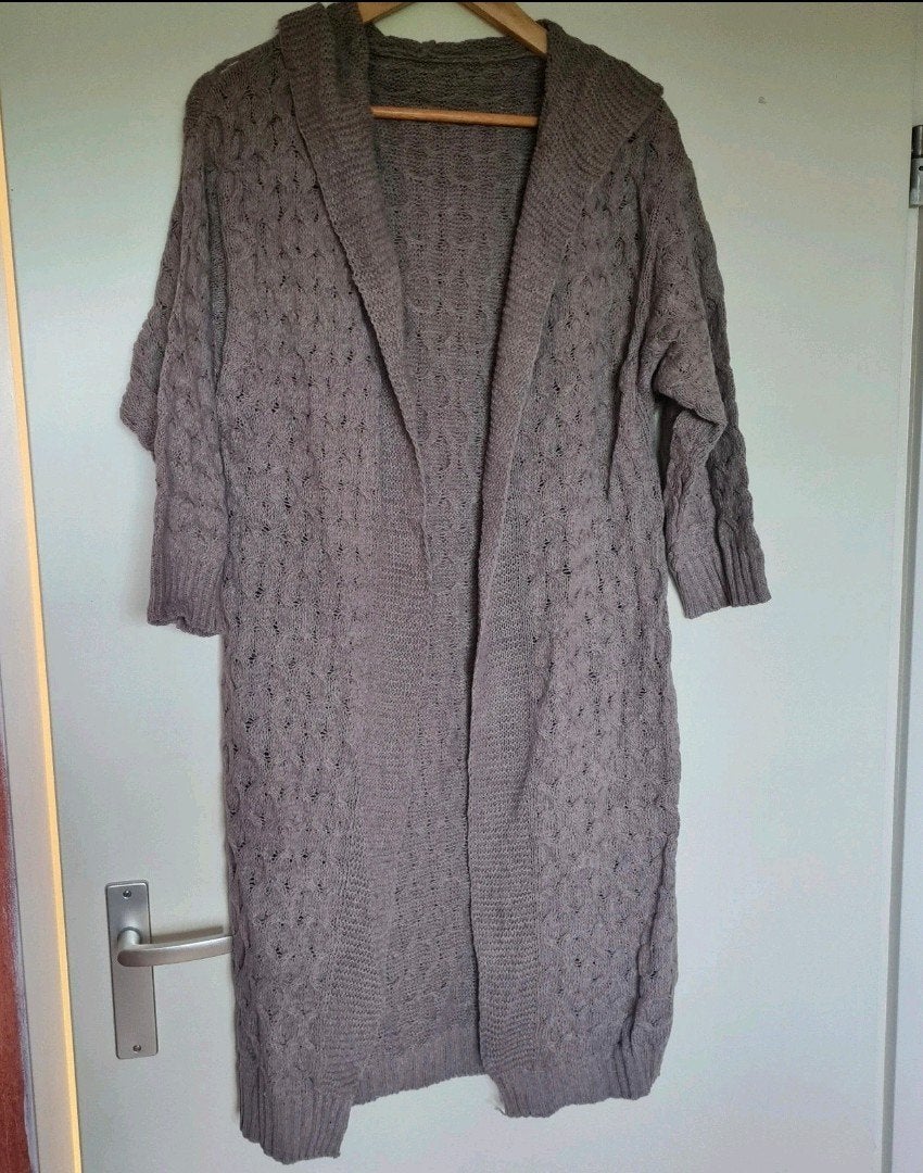 Nieuw Grijs Kabel Vest met Capuchon - Wolmix Maat L, Ophalen of Verzenden, Nieuw, Maat 42/44 (L), Grijs