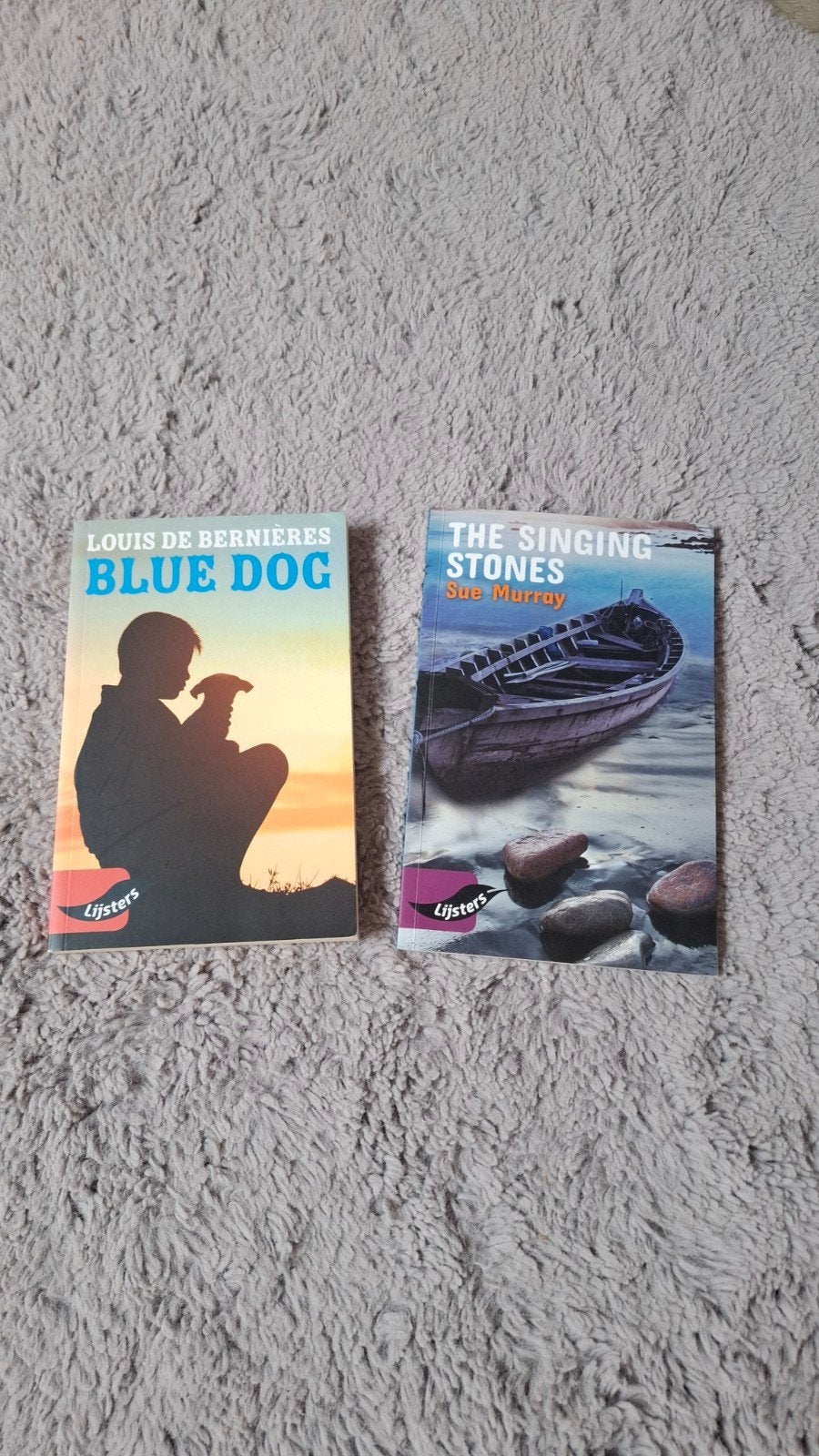 Boeken: Blue Dog & The Singing Stones (Lijsters), Boeken, Ophalen of Verzenden, Gelezen, Louis de Bernières, Sue Murray, Nederland