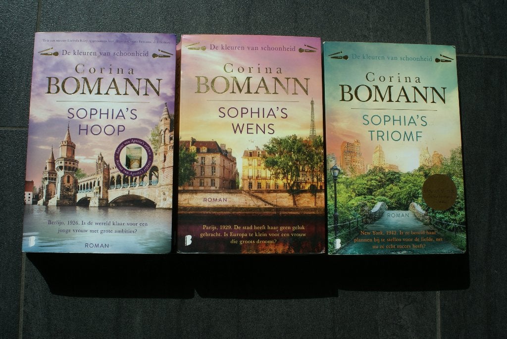CORINA BOMANN.. De kleuren van de schoonheid.. Deel 1- 2- 3, Boeken, Ophalen of Verzenden, Zo goed als nieuw, Corina Bomann