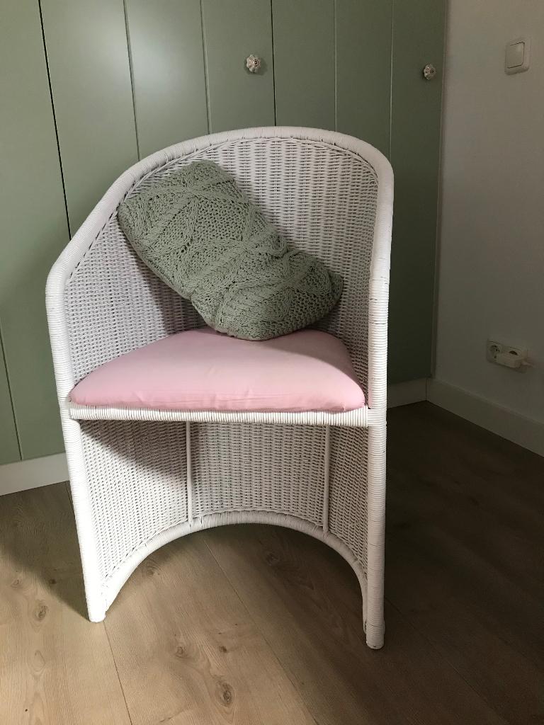 Stoel wit gespoten rotan., Huis en Inrichting, Stoelen, Ophalen, Gebruikt, Wit, Stof