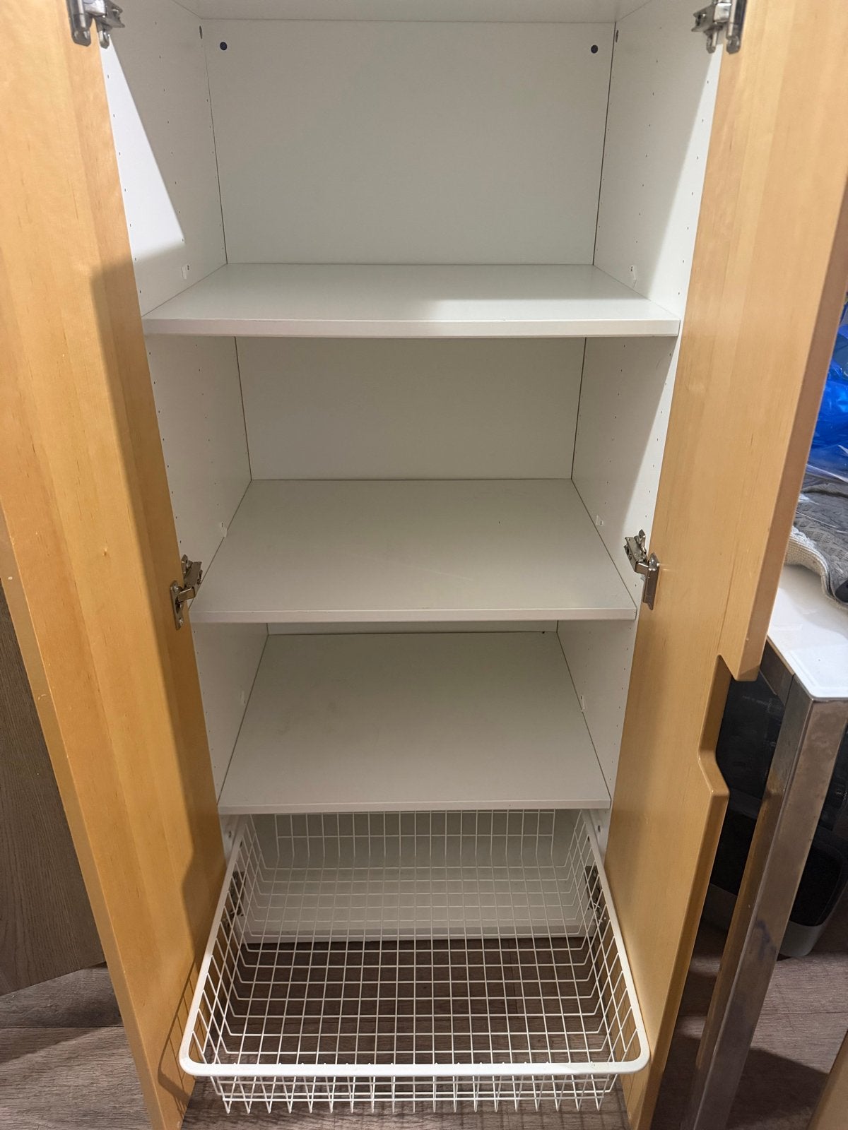 Houten kast met planken en draadmand, Huis en Inrichting, Kasten | Kledingkasten, Gebruikt, 150 tot 200 cm, 25 tot 50 cm, Overige houtsoorten