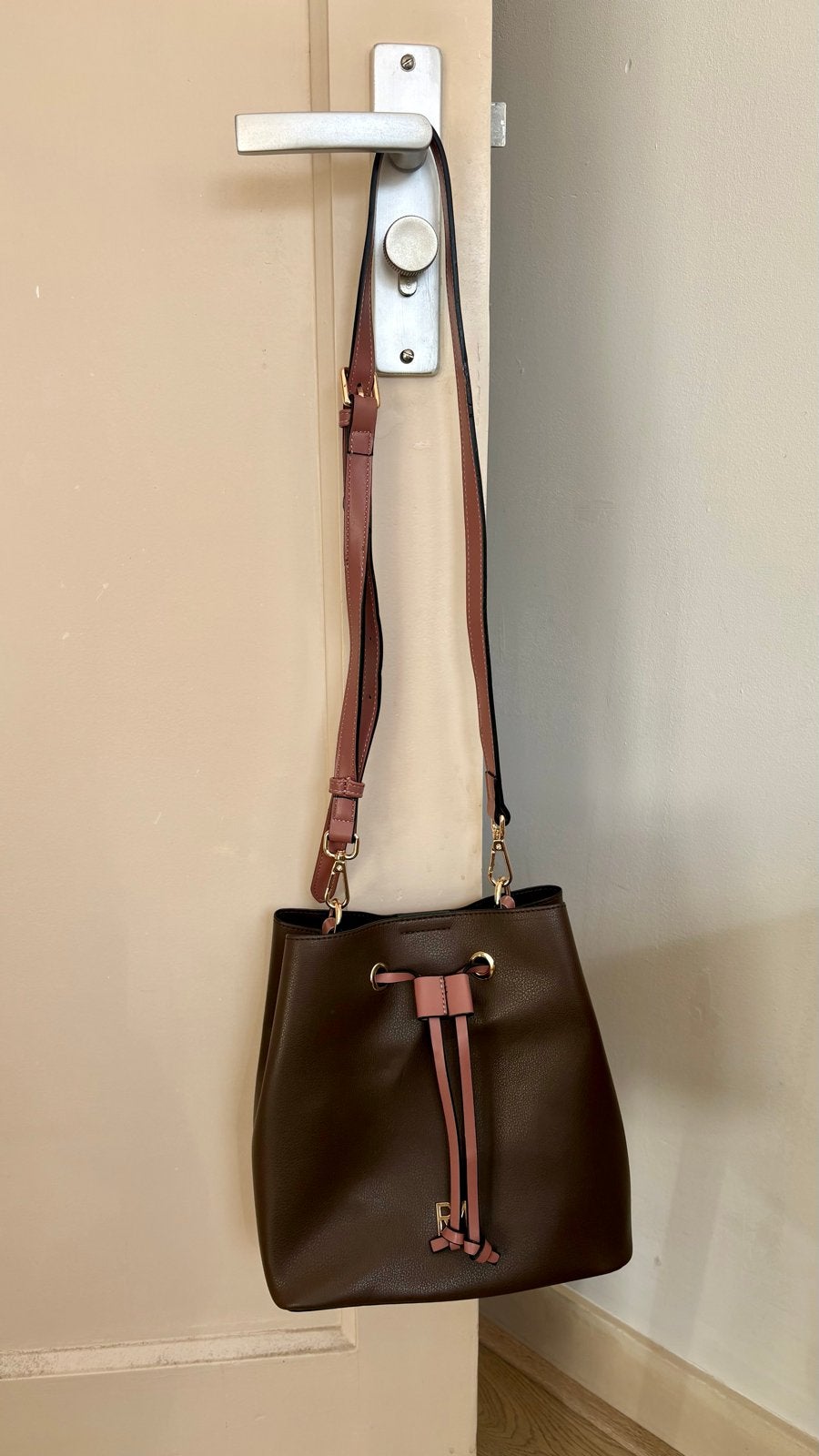 Robinmay bruine bucket bag met roze details & schouderriem, Sieraden, Tassen en Uiterlijk, Ophalen of Verzenden, Zo goed als nieuw