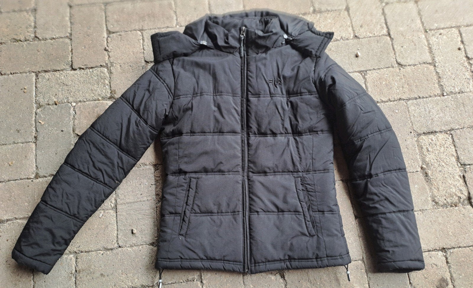 Fila jas maat M/L zwart met capuchon, Ophalen of Verzenden, Zo goed als nieuw, Maat 38/40 (M), Zwart
