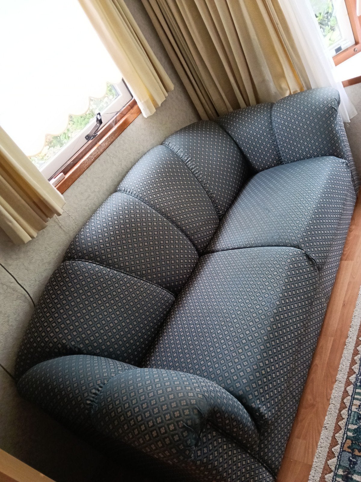 Gratis Comfortabele rechte bank met patroon, Ophalen, Gebruikt, Driepersoons, 75 tot 100 cm