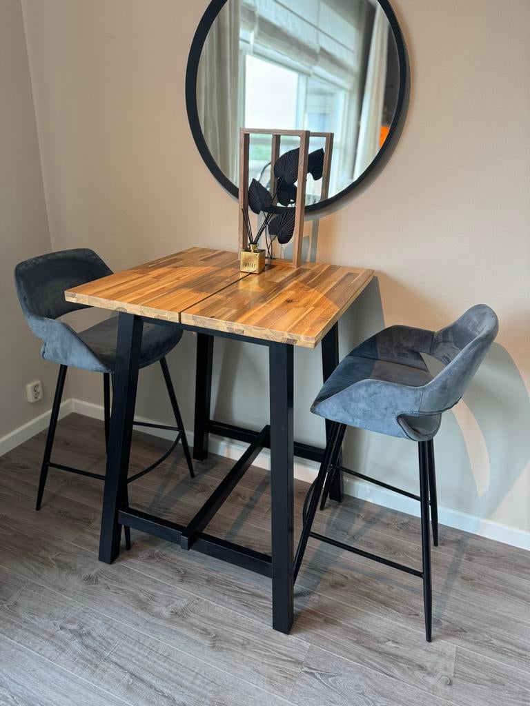 IKEA SKOGSTA bartafel hoge tafel, Huis en Inrichting, Barkrukken, Zo goed als nieuw, 90 cm of meer, Hout, 2 krukken, Met voetsteun