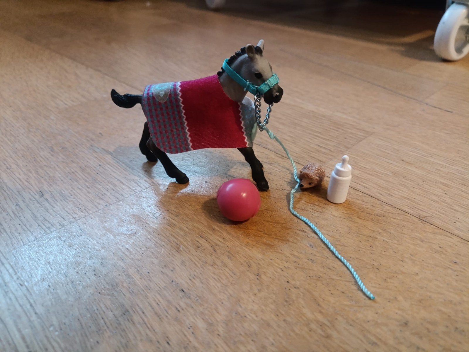 Schleich 42534 Veulen met bal, Ophalen of Verzenden, Zo goed als nieuw