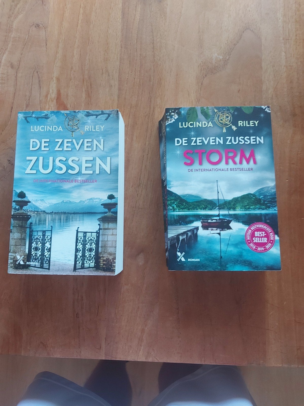 de zeven zussen deel 1 en 2 // Lucinda Riley ( samen 5 euro), Ophalen of Verzenden, Zo goed als nieuw, Lucinda Riley
