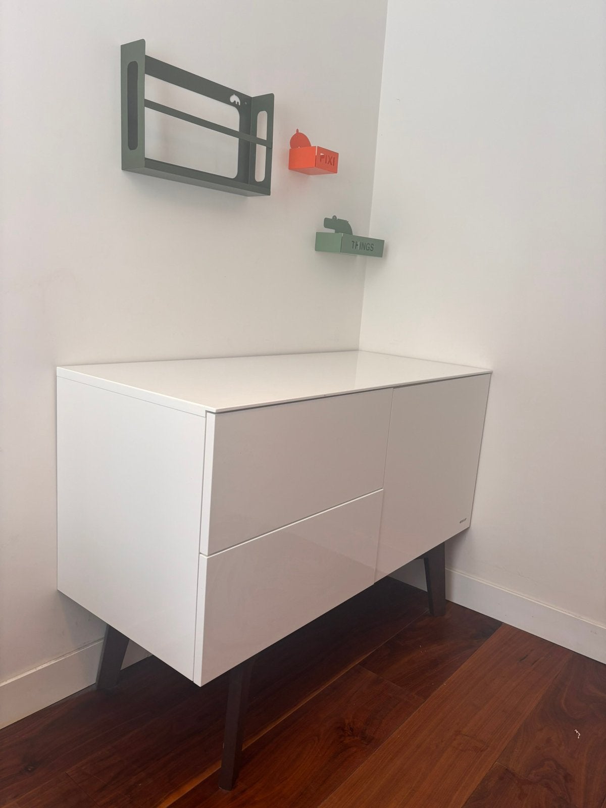 Kidsmill Sixties Commode - Hoogglans - walnoten poten, Ophalen, Gebruikt, 50 tot 70 cm, 105 cm of meer