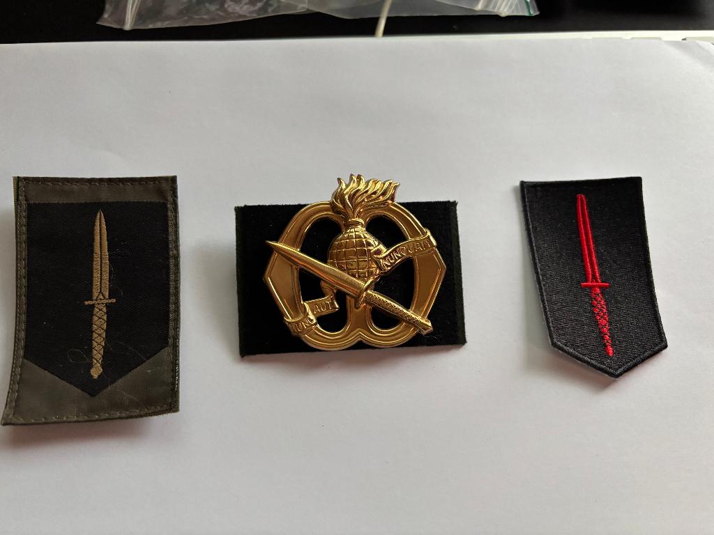KCT baret embleem & 2 mouw emblemen, Verzamelen, Militaria | Algemeen, Verzenden, Landmacht, Nederland, Kleding of Schoenen