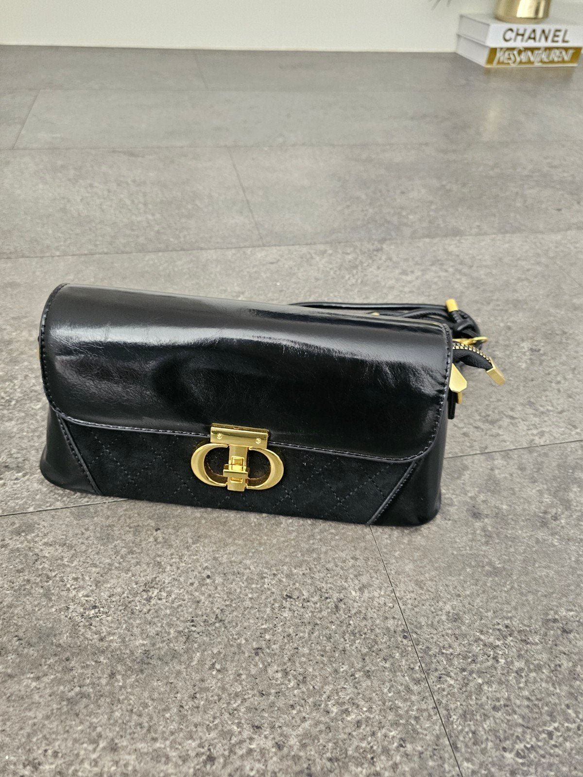 Elegante schoudertas met gouden sluiting, Ophalen of Verzenden, Nieuw, Bruin, Schoudertasje