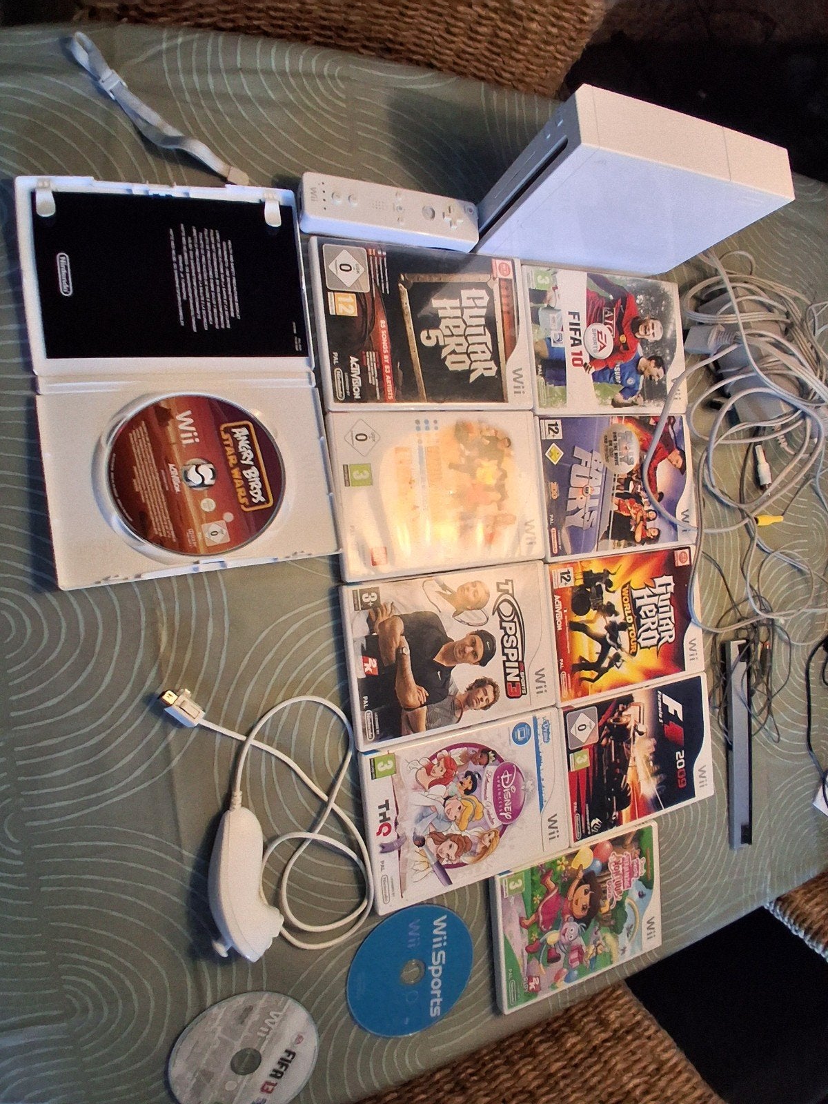Wii console met 12 spellen, inclusief Angry Birds en FIFA, Ophalen of Verzenden