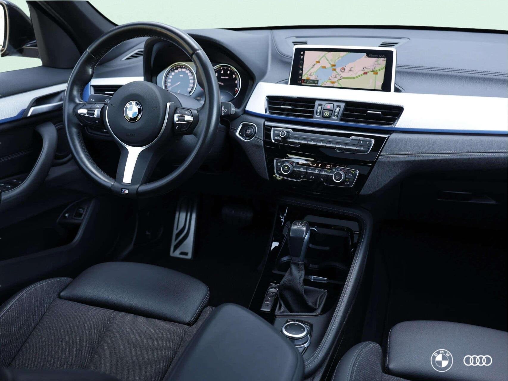 BMW X1 xDr25e M SPORT / PANODAK / CAMERA / STOELVW / 18", Auto's, BMW, Met garantie (alle), Leder en Stof, Zwart, Bedrijf