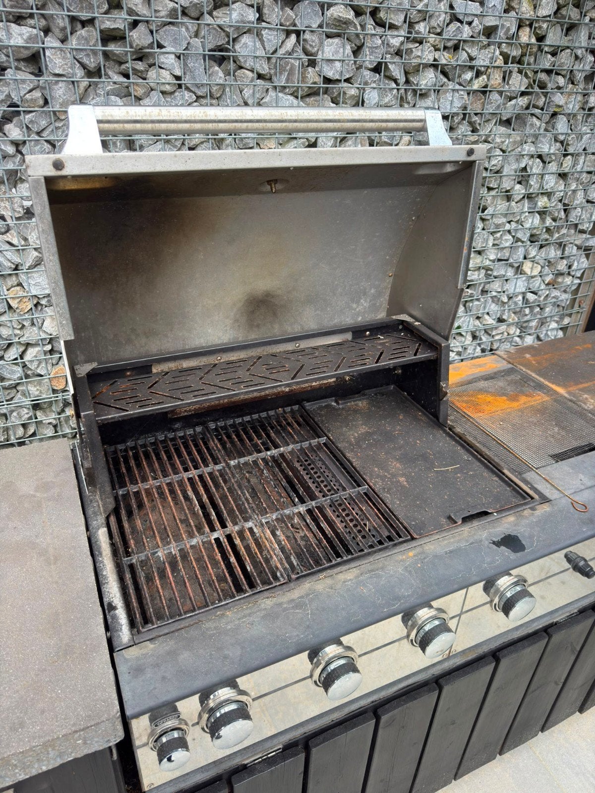 Boretti barbecue, Ophalen