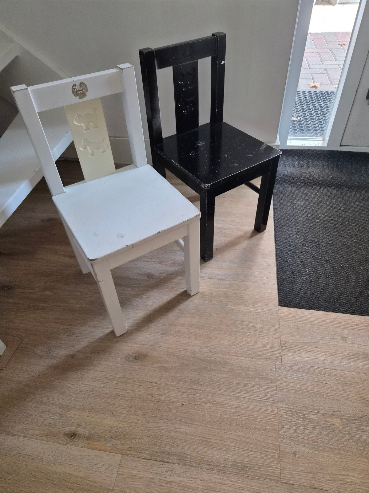 Set van 2 kinderstoelen: wit en zwart, Ophalen of Verzenden