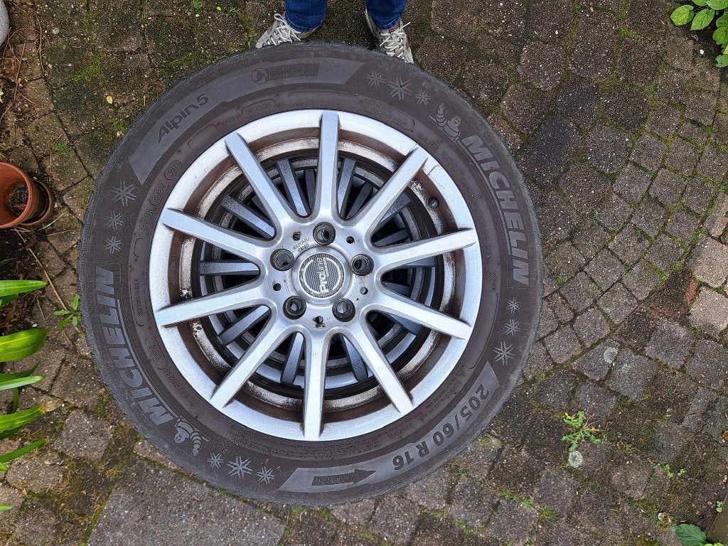Michelin winterbanden op velg 205/60 R16, Ophalen, Gebruikt, 16 inch, Banden en Velgen