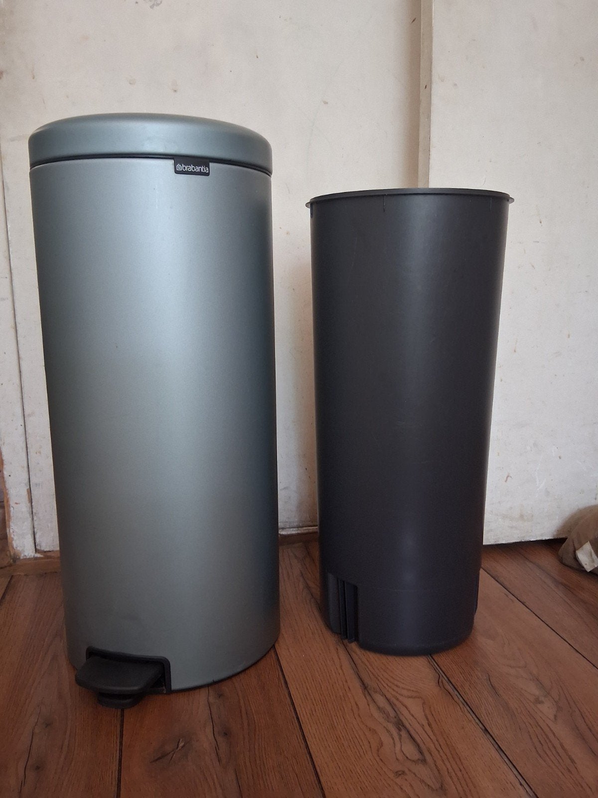 Te koop, Brabanita prullenbak met pedaal functie., Ophalen, Metaal, Met pedaal