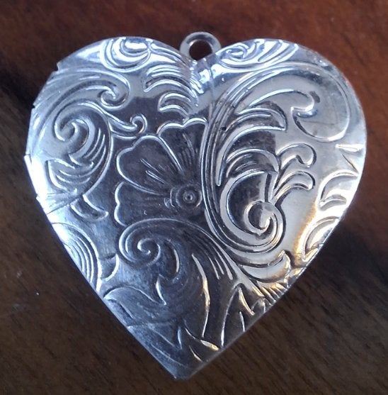 Zilverkleur bewerkte medaillon hartje. 30x28 mm, Ophalen of Verzenden, Nieuw, Hanger