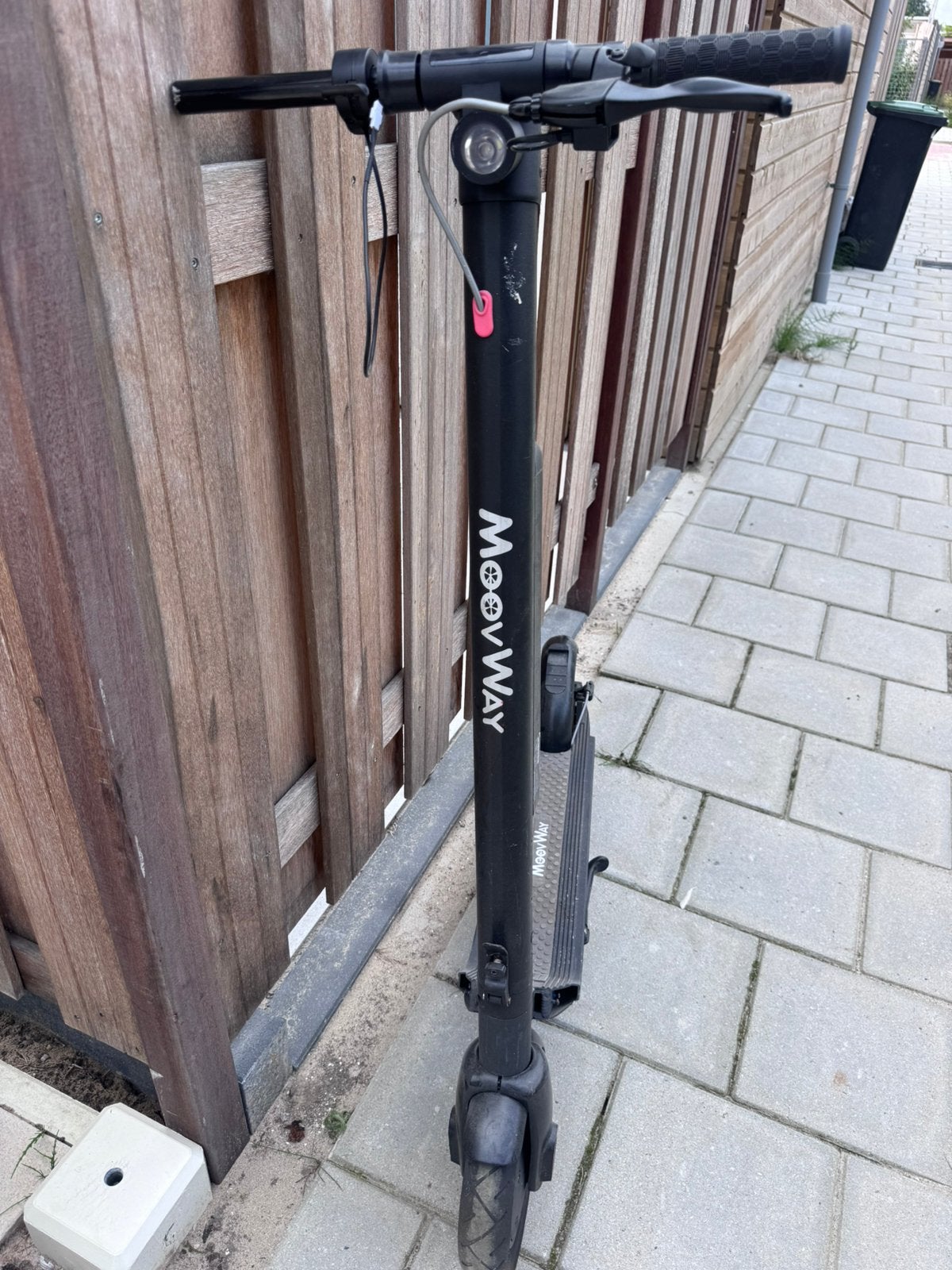 Moovway step met lader, Fietsen en Brommers, Steps, Ophalen of Verzenden, Zo goed als nieuw, Elektrische step (E-scooter)