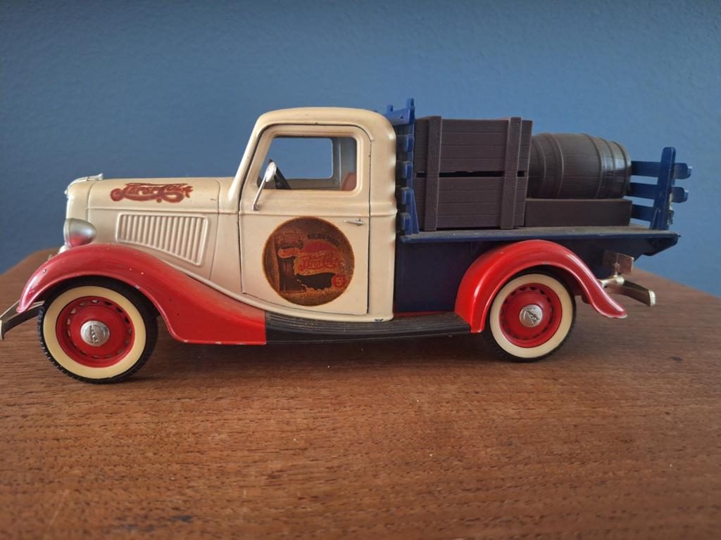 Vintage Modelauto: Ford Pick-up Truck met Ton en Kratten, Ophalen