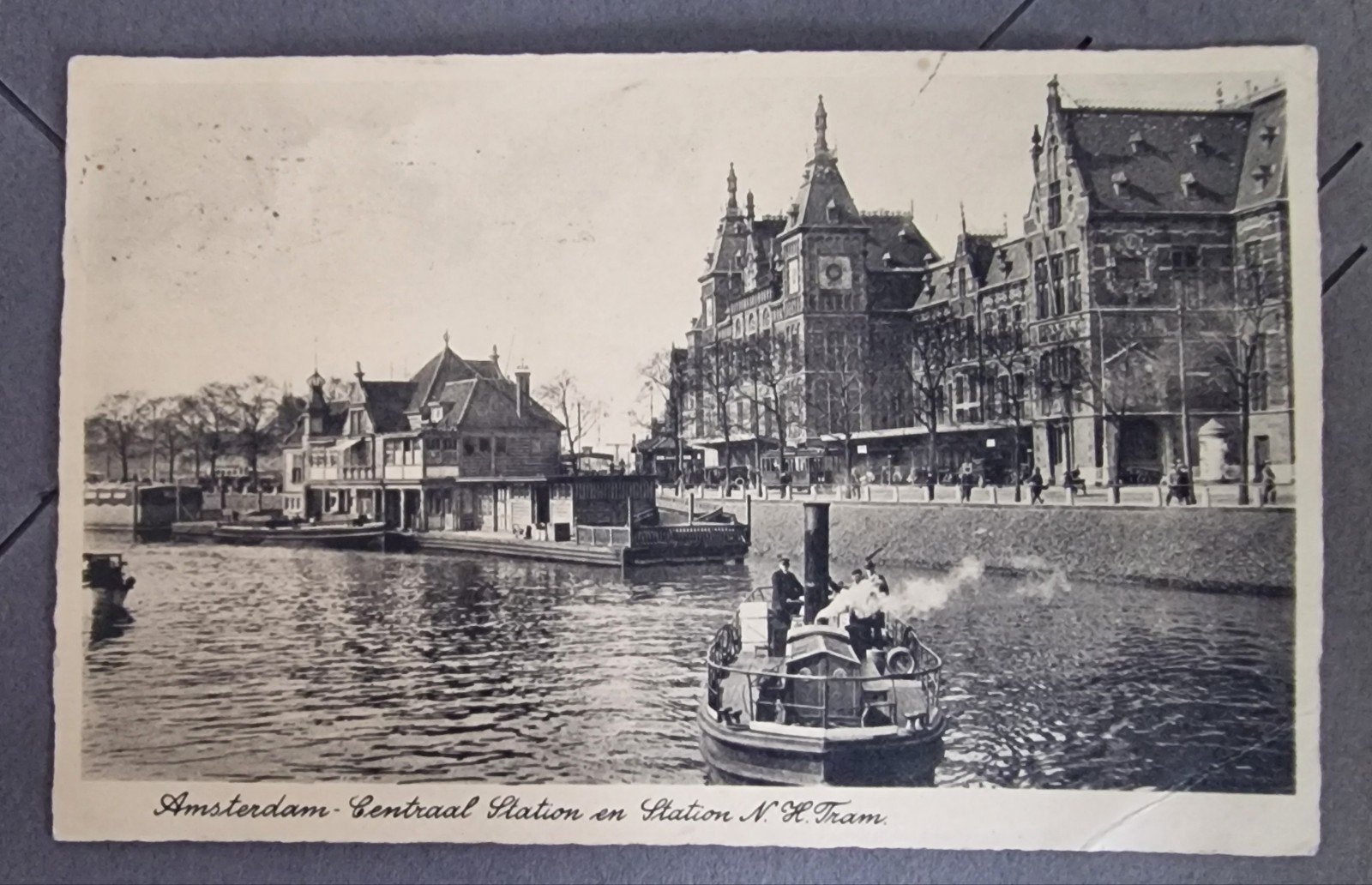 Ansichtkaart Amsterdam Centraal Station en Station N.H. Tram, Ophalen of Verzenden, Voor 1920, Gelopen, Noord-Holland