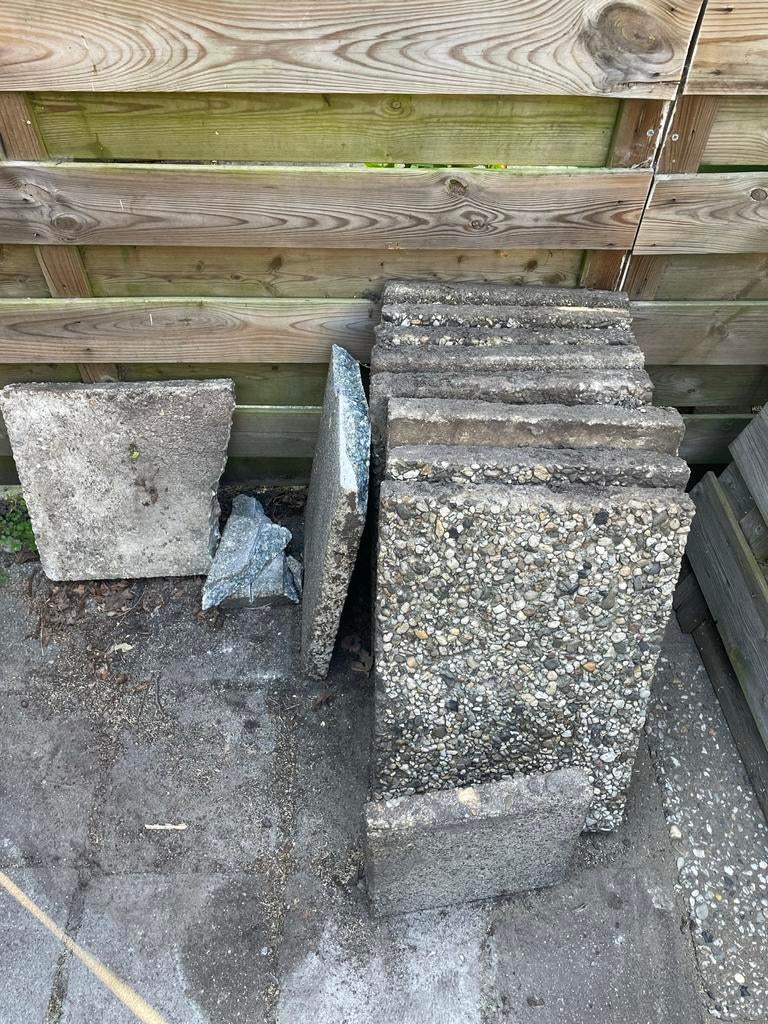 Gratis af te halen: Gebruikte grindtegels en schuttingdeel, Ophalen, Gebruikt, Beton, Terrastegels