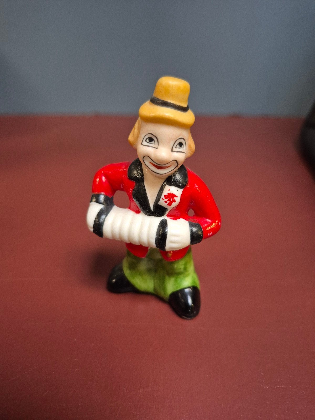 Clowntje met accordeon, Verzamelen, Beelden en Beeldjes, Ophalen of Verzenden, Zo goed als nieuw, Mens