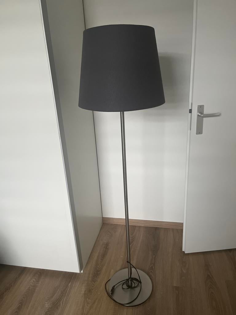 IKEA Skaftet Vloerlamp met Donkergrijze Kap, Huis en Inrichting, Lampen | Vloerlampen, Zo goed als nieuw, 150 tot 200 cm, Metaal