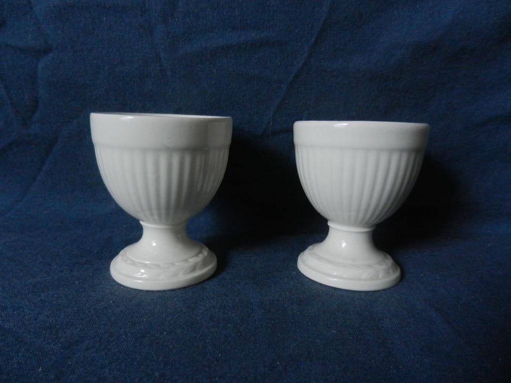 Twee Wedgwood Edme eierdopjes h. 5,9 cm. een met chipje., Ophalen of Verzenden, Zo goed als nieuw, Keramiek, Overige typen
