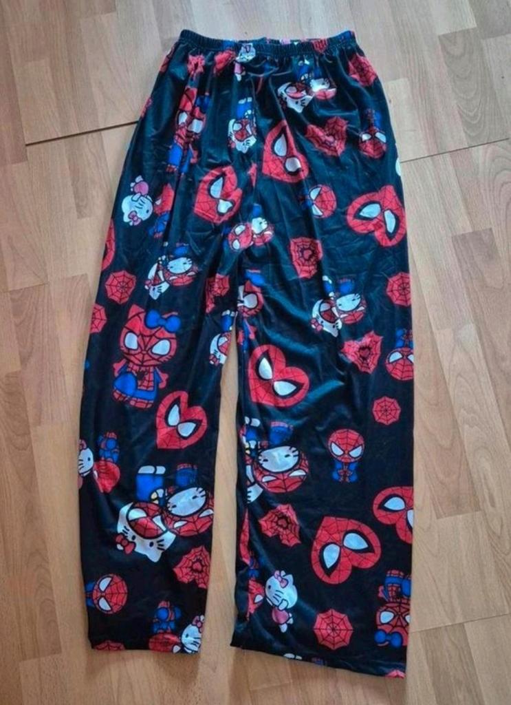 Leuke pyjamabroek XS/S Spiderman en Hello Kitty print., Kleding | Dames, Pyjama's, Ophalen of Verzenden, Nieuw, Maat 36 (S)