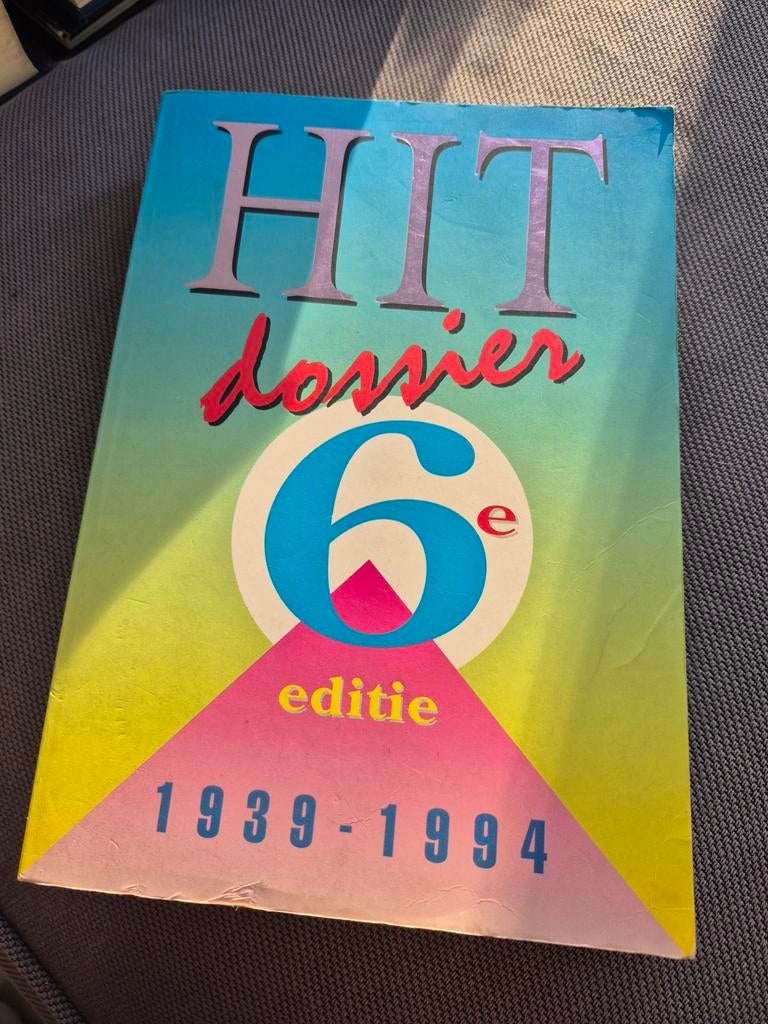 Hit Dossier 6e editie 1939-1994 - Muziekgeschiedenis, Boeken, Ophalen of Verzenden, Gelezen, Algemeen, H.J.W. Becht - Haarlem