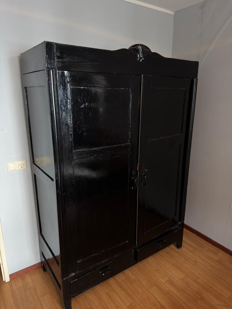 Antieke/Zwarte houten kledingkast – massief hout – vintage, Ophalen