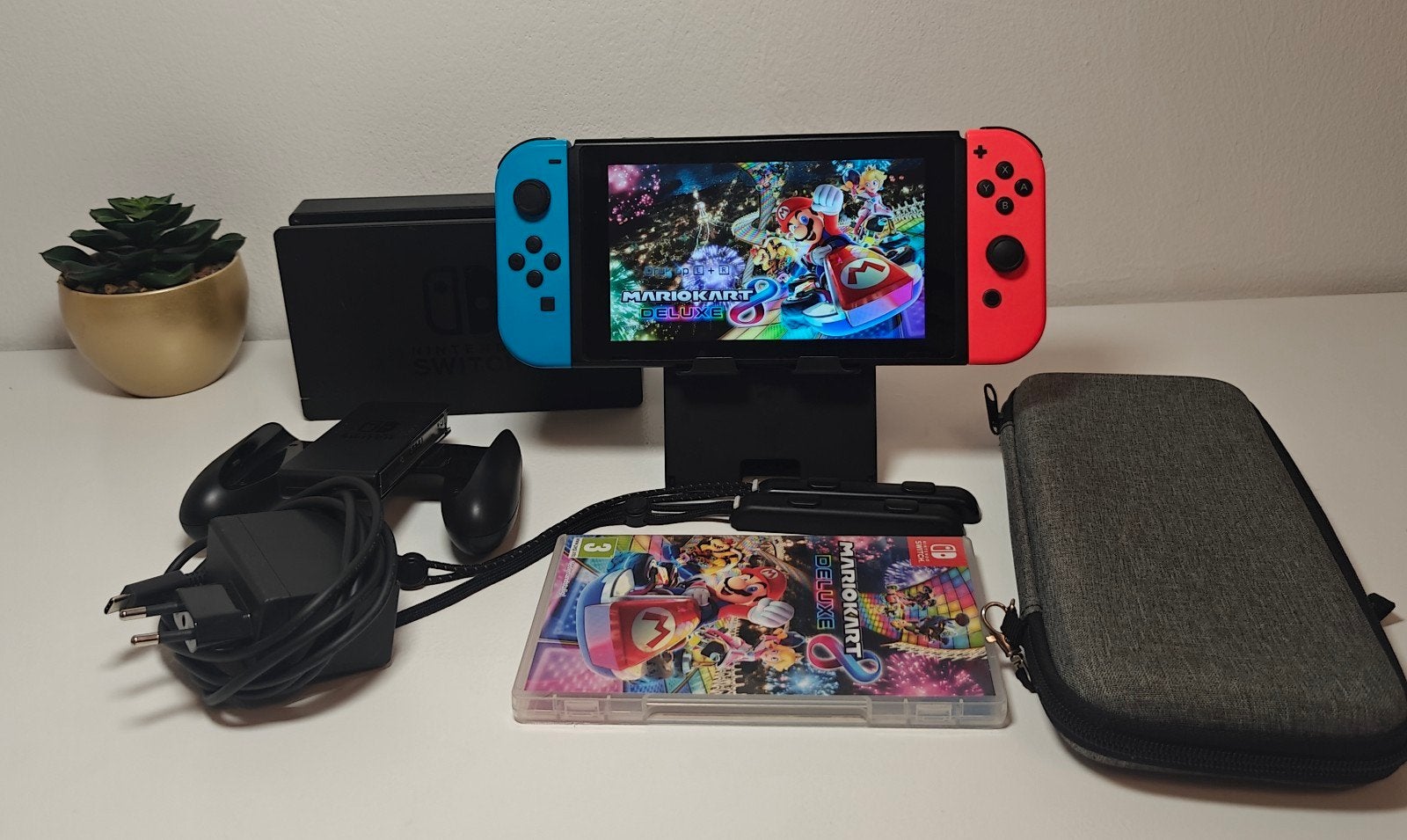 Nintendo Switch V2 met Mario Kart 8 Deluxe, Spelcomputers en Games, Games | Nintendo Switch, Zo goed als nieuw, Ophalen of Verzenden