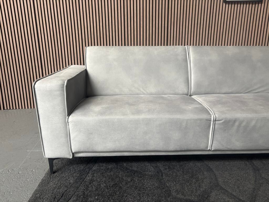 GRATIS LEVERING Suède Driezits Bank Grijs 220x85 SHOWMODEL, Ophalen of Verzenden, Rechte bank, 150 cm of meer, Overige materialen